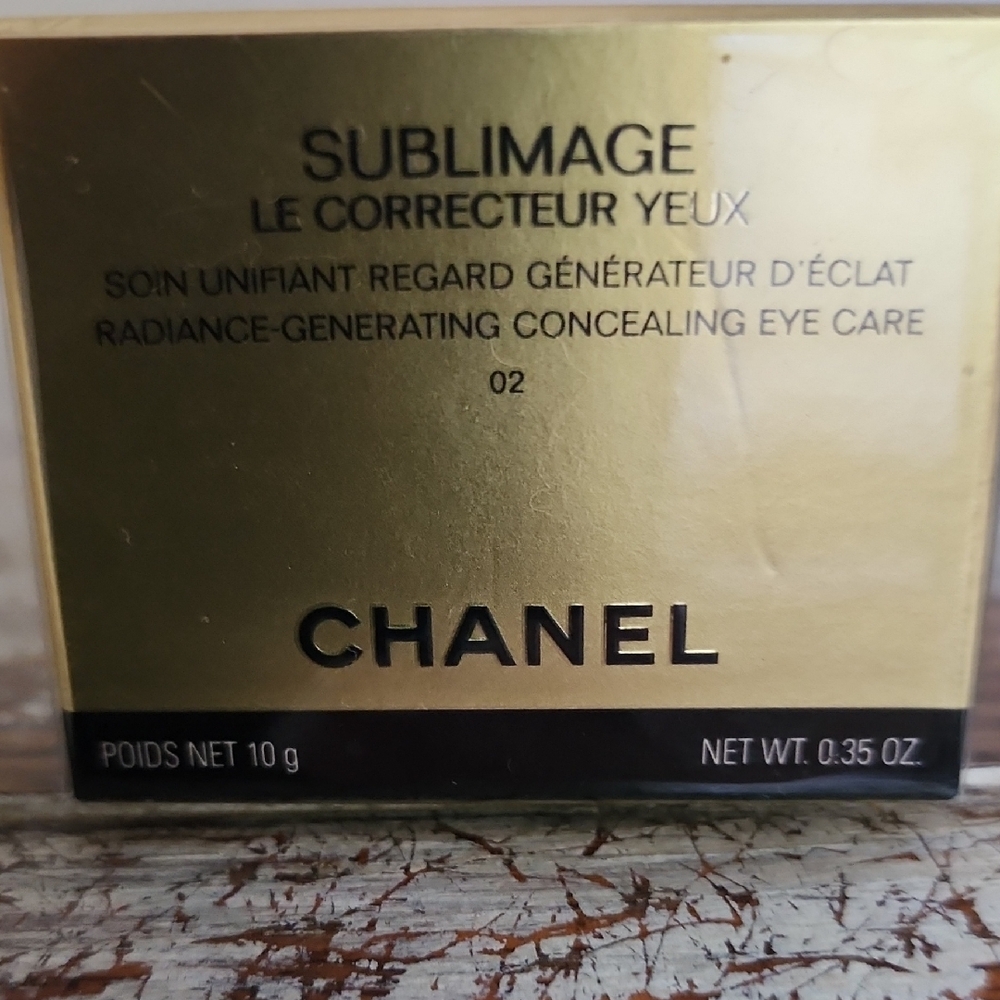 CHANEL Sublimage Le Correcteur Yeux in Gold